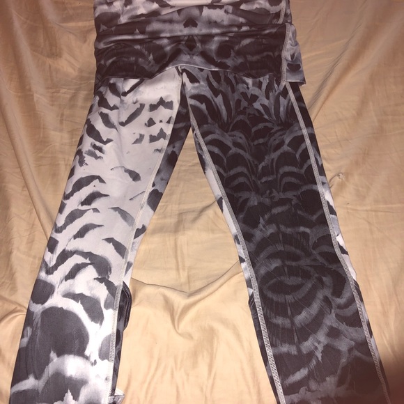 Lululemon workout pants - Picture 1 of 3